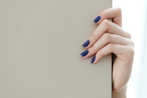 عکس لاک آبی تیره ناخن زیبایی زنانه